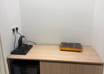 استديو بأثاث مريح وبسيط 
