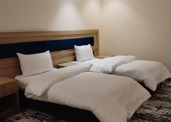 استديو بأثاث مريح وبسيط 