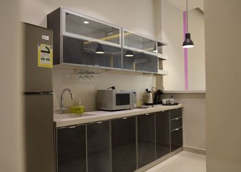 شاليه بجلسة خارجية مطلة على المسبح 