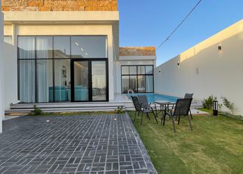 شاليه بجلسة تطل على مسبح خارجي 