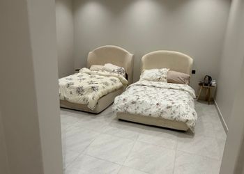 استديو بسريرين مفردة و أثاث مريح