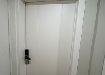 استديو بسرير ماستر وجلسة جانبية 