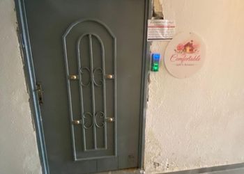 استديو بسرير ماستر وجلسة جانبية 