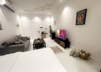 استديو بدخول ذاتي وموقع مميز