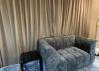 استديو بأثاث مريح وبسيط 