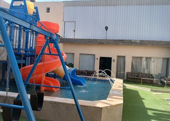 شاليه بمسطح اخضر وجلسة خارجية 