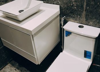 استراحة بجلسة مطلة على مسبح 