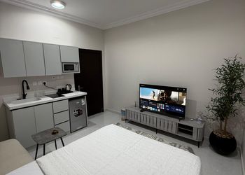 استديو بأثاث مريح وبسيط 