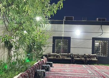 استراحة بمسطح اخضروجلسة خارجية 
