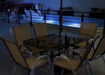 شاليه بمسبح خارجي ومسطح اخضر