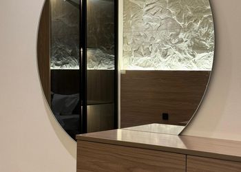 شقة بتصميم أنيق وغرفة نوم مريحة