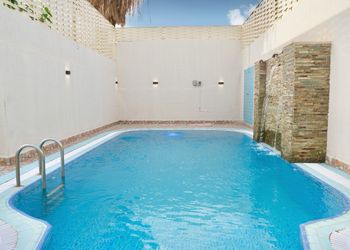 شاليه بألعاب مائية ومسبح 
