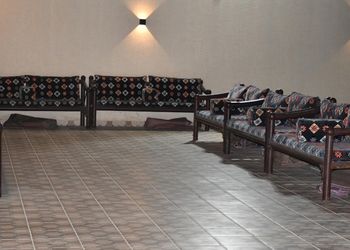 شاليه مجالس ومسطح اخضر 