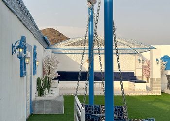 شاليه بجلسة خارجية ومجالس واسعة
