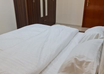 شقة بصالة وغرفة نوم بأثاث مريح 