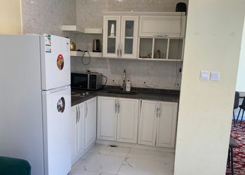 شاليه بمجلس مطل على المسبح