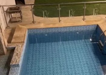شاليه بمسطح اخضر وجلسة خارجية 