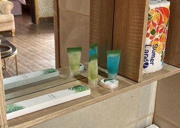 كوخ بثلاث غرف نوم ومسبحين