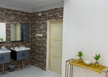 شاليه بجلسة تطل على مسبح خارجي 
