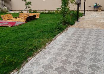شاليه بجلسة خارجية ومسطح اخضر