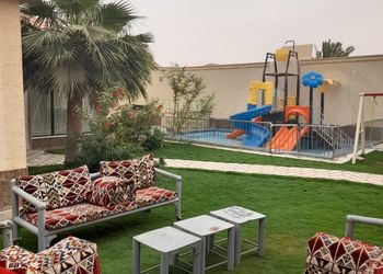 شاليه بجلسة خارجية والعاب مائية