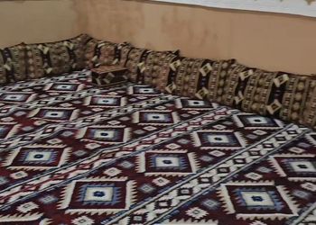 شاليه بجلسة خارجية على المسبح 