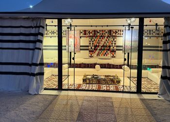 استراحة بألعاب أطفال وملعب كرة 