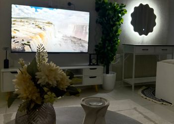 استديو بأثاث مريح وبسيط 