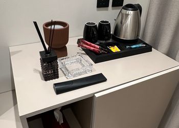 استديو بأثاث مريح وبسيط 