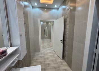 شقة بصالة جلوس وغرفة نوم مريحة 