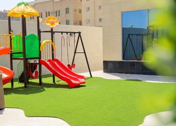 استراحة بألعاب أطفال ومسطح اخضر 
