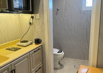 استديو بأثاث مريح وبسيط 