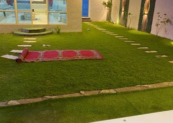 شاليه بجلسة تطل على مسبح خارجي 