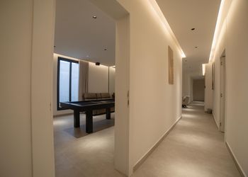 شقة بغرفتين نوم وسينما وبلياردو
