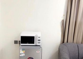 شقة بغرفة نوم وبأثاث مريح وبسيط 