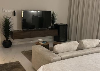استديو بسرير ماستر وجلسة مريحة 