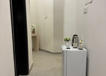 استديو بأثاث مريح وبسيط 