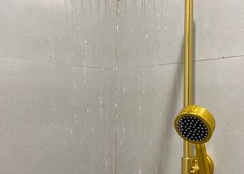 شقة مودرن بصالة وثلاث غرف نوم 