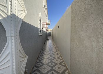 شقة بصالة جلوس وغرف نوم