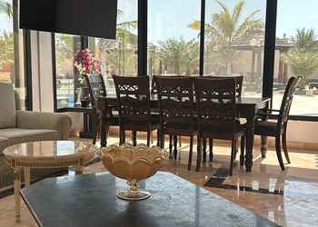 استراحة بمسطح اخضر و مسبح خارجي