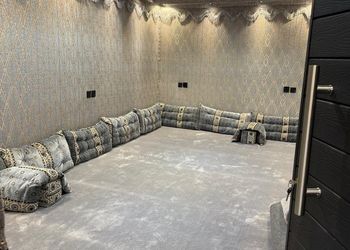 استراحة ببيت شعر وفناء خارجي