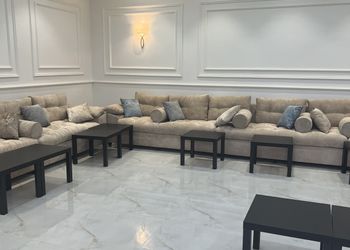 استراحة بألعاب أطفال وملعب كرة 