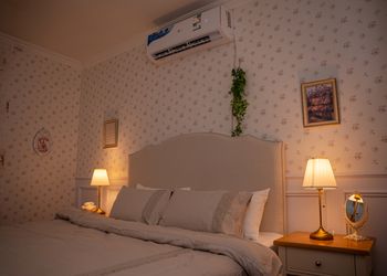شقة بتصميم أنيق وغرفة نوم مريحة 