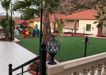 منتجع فندقي بمسطح اخضر وجلسة 