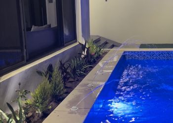 شاليه بمسبح ومسطح اخضر