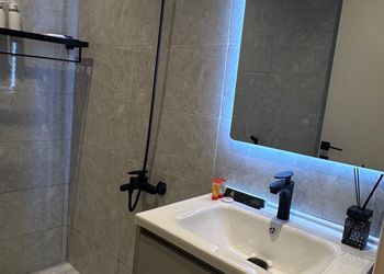 استديو بأثاث مريح وبسيط 