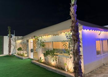 شاليه بمسطح اخضر ومسبح 