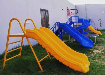 شاليه بمسبح خارجي ومسطح اخضر