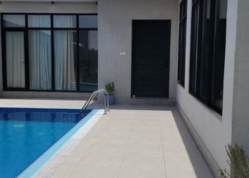شاليه بمسطح اخضر و مسبح