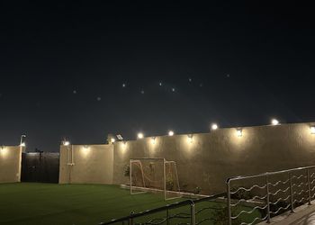 استراحة بمجلس وفناء خارجي 
